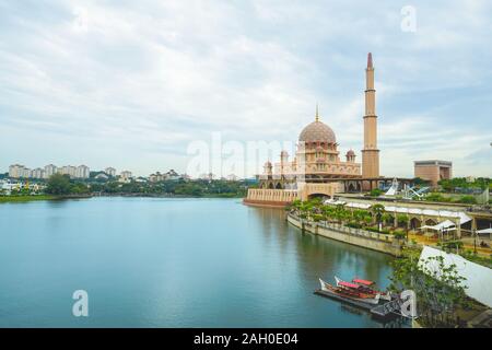 Putra Mosque ist die berühmte Rosa Moschee in Kuala Lumpur, Malaysia. Stockfoto