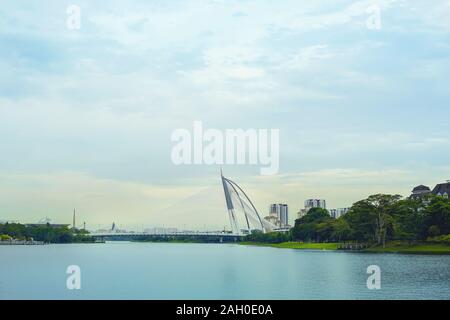 Schöner Blick auf den See von Seri Wawasan Brücke in Putrajaya, Malaysia. Stockfoto