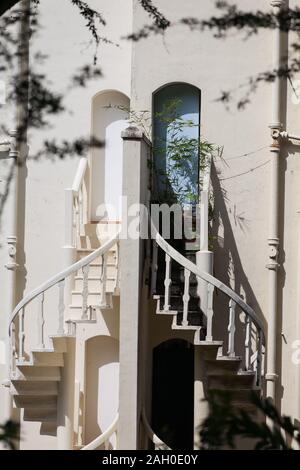 Auf der Rückseite des Shophouse, schmale Wendeltreppe, die bis zum nächsten Level führen kann. Stockfoto