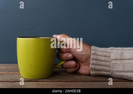 Ein Mud in mans hand am blauen Hintergrund Stockfoto