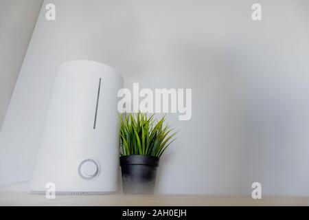 Weiß arbeiten Aromaöl Diffusor Stockfoto