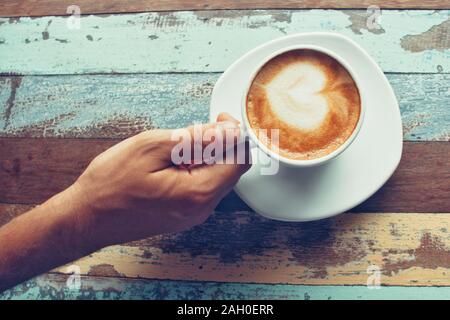 Männliche Hände eine Tasse Kaffee Stockfoto