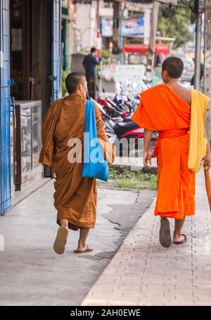 Chiang Mai, Thailand - 30. Oktober 2017: Mönche zu Fuß von der Straße in bunte traditionelle Kleidung Stockfoto