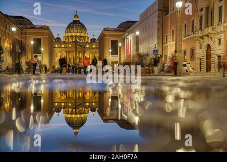 Wunderbare Aussicht auf St. Peter Kathedrale, Vatikan, Rom, Italien. Sonnenuntergang Himmel bei Nacht die Lichter der Stadt Stockfoto