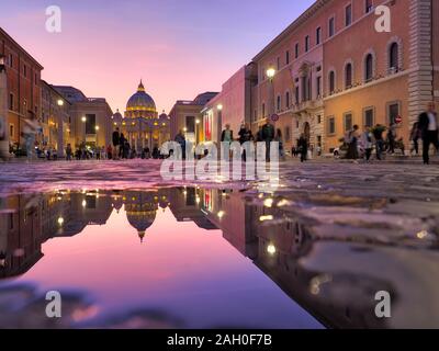 Wunderbare Aussicht auf St. Peter Kathedrale, Vatikan, Rom, Italien. Sonnenuntergang Himmel bei Nacht die Lichter der Stadt Stockfoto