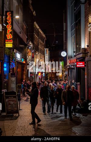 LIVERPOOL, ENGLAND, 27. Dezember 2018: Personen, die eine angenehme Nacht im historischen Matthew Street in Liverpool in der Nähe der legendären Cavern Club. Stockfoto