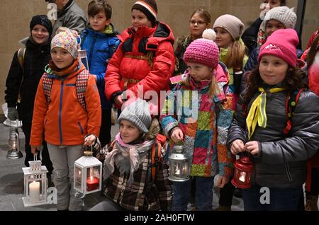 Brünn, Tschechien. 21 Dez, 2019. Der tschechischen Pfadfinder aus Brünn Bethlehem Licht zu holen mit dem Zug nach Prag, Tschechische Republik, 21. Dezember 2019. Quelle: Igor Zehl/CTK Photo/Alamy leben Nachrichten Stockfoto