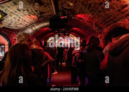 LIVERPOOL, ENGLAND, 27. Dezember 2018: Personen, die eine angenehme Zeit im Cavern Club, der Geburtsort der Beatles. Stockfoto