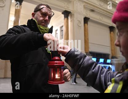 Brünn, Tschechien. 21 Dez, 2019. Der tschechischen Pfadfinder aus Brünn Bethlehem Licht zu holen mit dem Zug nach Prag, Tschechische Republik, 21. Dezember 2019. Quelle: Igor Zehl/CTK Photo/Alamy leben Nachrichten Stockfoto