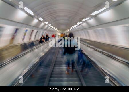 U-Bahn Passagiere auf Rolltreppen. Bewegungsunschärfe. Stockfoto