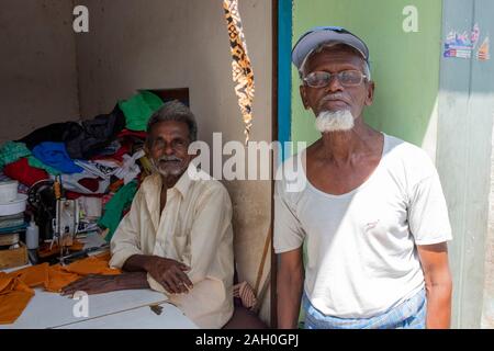 Portrait von älteren Männer in Schneiderei, Trichy, Tamil Nadu, Indien Stockfoto