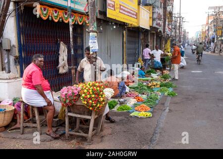 Anbieter Blumen verkaufen und am Straßenrand in Trichy, Tamil Nadu, Indien produzieren Stockfoto