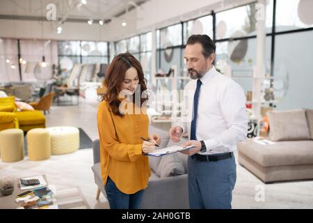 Berater im Möbel Shop im Gespräch mit weiblichen Kunden Stockfoto