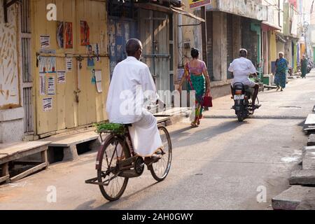Blick auf die Leute in der Straße bei Sonnenaufgang, Trichy, Tamil Nadu, Indien Stockfoto
