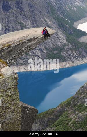 TROLLTUNGA, Norwegen - 16 Juli, 2015: die Menschen besuchen Troll's Zunge (trolltunga) Rock in Hordaland County, Norwegen. Die 22 km Strecke zu Trolltunga wird unter m Stockfoto