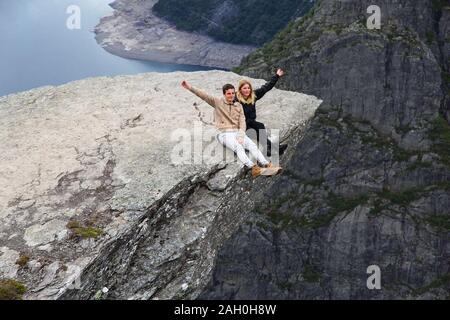 TROLLTUNGA, Norwegen - 16 Juli, 2015: die Menschen besuchen Troll's Zunge (trolltunga) Rock in Hordaland County, Norwegen. Die 22 km Strecke zu Trolltunga wird unter m Stockfoto