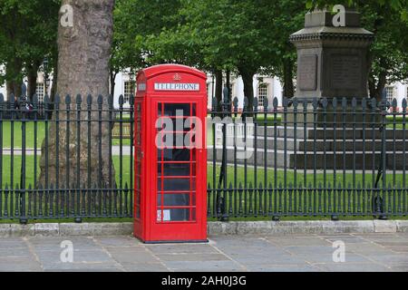 London phone Box - rotes Telefon Kiosk in Großbritannien. Stockfoto