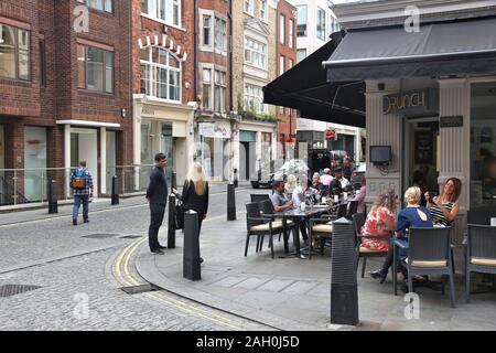 LONDON, Großbritannien - 7. JULI 2016: Menschen kaufen bei Woodstock Street in London. Woodstock Street ist eine große Shopping Street im Londoner Stadtteil Mayfair. Stockfoto