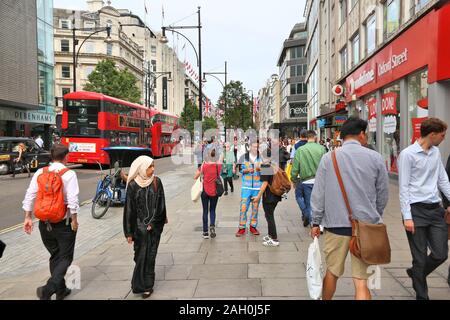 LONDON, Großbritannien - 7. JULI 2016: Menschen Shop in der Oxford Street in London. Die Oxford Street hat rund eine halbe Million Besucher täglich und 320 Filialen. Stockfoto