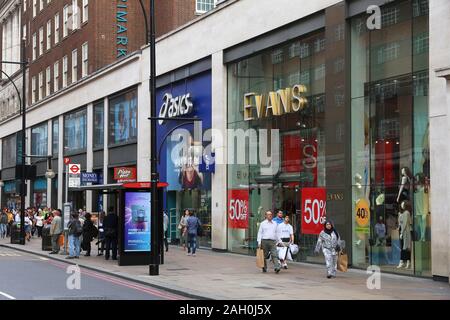LONDON, Großbritannien - 7. JULI 2016: Menschen Shop in der Oxford Street in London. Die Oxford Street hat rund eine halbe Million Besucher täglich und 320 Filialen. Stockfoto