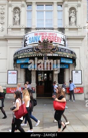 LONDON, Großbritannien - 9. JULI 2016: Menschen gehen nach Kriterium Theater im West End, London, UK. West End Theater verkauft 14,4 Millionen Tickets in 2013. Stockfoto