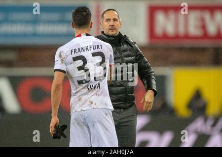 Andre SILVA (links, F) gibt Adi HUETTER (Hvºtter, Trainer, F) die Hand, Händedruck, frustriert, enttäuscht, frustriert, enttäuscht, enttäuscht, enttäuscht, enttäuscht, traurig, halb Abbildung, Bild, Geste, Gestik, Fußball 1. Fussballbundesliga, 17. Spieltag, SC Paderborn 07 (PB) und Eintracht Frankfurt (F) 2-1, am 22. Dezember 2019 in Paderborn/Deutschland. € | Nutzung weltweit Stockfoto