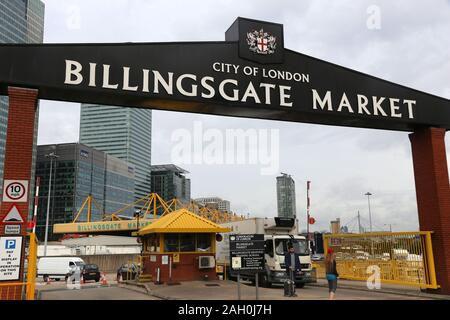 LONDON, Großbritannien - 8. JULI 2016: die Menschen besuchen Billingsgate Fish Market in London, UK. Der Markt befindet sich an der Insel Hunde entfernt und ist einer der größten Fisch Marke Stockfoto