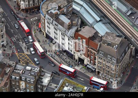 LONDON, Großbritannien - 8. JULI 2016: Menschen zu Fuß durch London Borough Markt, Großbritannien. London ist die bevölkerungsreichste Stadt in Großbritannien mit 13 Millionen Menschen, die in der m Stockfoto