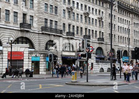 LONDON, Großbritannien - 7. JULI 2016: die Menschen besuchen die Marylebone Road in London. London ist die bevölkerungsreichste Stadt in Großbritannien mit 13 Millionen Menschen leben in seiner Met Stockfoto