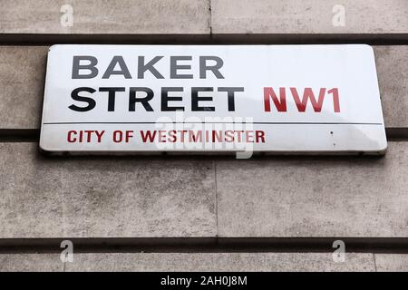 LONDON, Großbritannien - 7. JULI 2016: Baker Street in London, UK. London ist die bevölkerungsreichste Stadt in Großbritannien mit 13 Millionen Menschen, die in der Metro Area Stockfoto