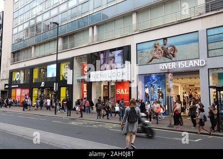 LONDON, Großbritannien - 6. JULI 2016: Menschen Shop in der Oxford Street in London. Die Oxford Street hat rund eine halbe Million Besucher täglich und 320 Filialen. Stockfoto