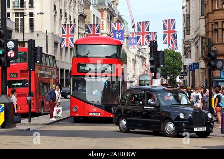 LONDON, Großbritannien - 7. JULI 2016: die Menschen besuchen Sie Oxford Circus in London. London ist die bevölkerungsreichste Stadt in Großbritannien mit 13 Millionen Menschen, die in der U-Bahn Stockfoto