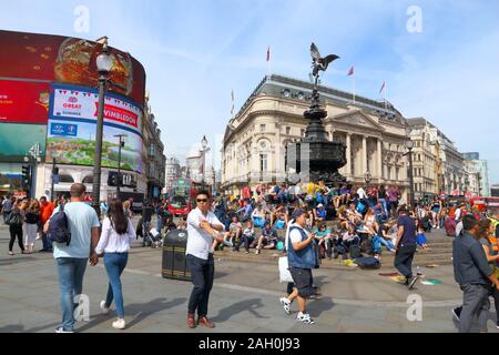 LONDON, Großbritannien - 7. JULI 2016: die Menschen besuchen Piccadilly Circus in London. London ist die bevölkerungsreichste Stadt in Großbritannien mit 13 Millionen Menschen, die in der m Stockfoto