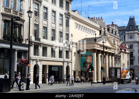 LONDON, Großbritannien - 7. JULI 2016: Menschen Spaziergang entlang der Regent Street St James's, London. London ist die bevölkerungsreichste Stadt in Großbritannien mit 13 Millionen Menschen liv Stockfoto