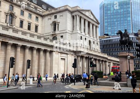 LONDON, Großbritannien - 8. JULI 2016: die Menschen besuchen Bank Kreuzung in London, UK. London ist die bevölkerungsreichste Stadt in Großbritannien mit 13 Millionen Menschen, die in der m Stockfoto