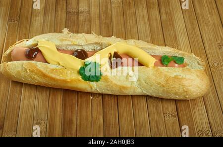 Jumbo Frankfurter, große Weinprobe Frankfurter Hot Dogs. Stockfoto