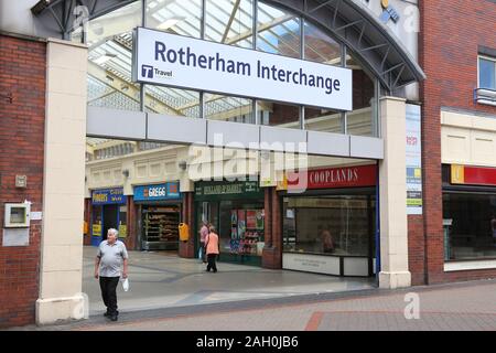 ROTHERHAM, Großbritannien - 10 JULI 2016: Menschen besuchen Rotherham Interchange, UK. Rotherham ist eine große Stadt in South Yorkshire mit einer Bevölkerung von 109,691 Menschen. Stockfoto