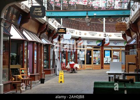 ROTHERHAM, Großbritannien - 10 JULI 2016: Geschäften der Altstadt Hall Shopping Arcade in Rotherham, Großbritannien. Rotherham ist eine große Stadt in South Yorkshire mit Bevölkerung o Stockfoto