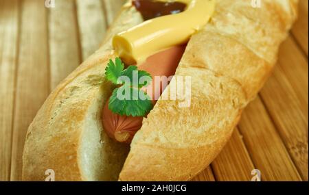 Jumbo Frankfurter, große Weinprobe Frankfurter Hot Dogs. Stockfoto