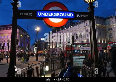 LONDON, Großbritannien - 23 April, 2016: die Menschen verlassen die U-Bahn in London, UK. Die Londoner U-Bahn ist der 11 Verkehrsreichsten U-System weltweit mit 1,1 Milliarden jährlichen r Stockfoto