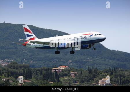 Korfu, Griechenland - Juni 5, 2016: British Airways Airbus A320 kommt zu den internationalen Flughafen Korfu, Griechenland. British Airways ist die nationale Fluggesellschaft des U Stockfoto