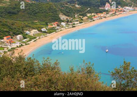 Agios Georgios Stadt. Pagon Strand auf der Insel Korfu, Griechenland. Mediterrane Landschaft. Stockfoto