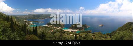 Griechische Insel Landschaft. Paleokastritsa auf der Insel Korfu, Griechenland. Ionische Meer Küste im Sommer. Panoramablick. Stockfoto