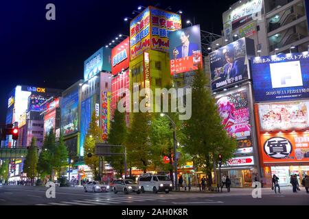 Tokio, Japan - Dezember 1, 2016: Bunte neons von Akihabara in Tokio, Japan. Akihabara ist auch als elektrische Stadt Bezirk bekannt, hat Es Reput Stockfoto