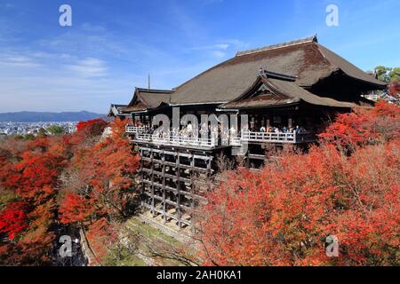 KYOTO, Japan - 26 November, 2016: die Menschen besuchen Kiyomizu-dera Tempel in Kyoto, Japan. Kyoto hat 17 UNESCO-Welterbestätten. Stockfoto