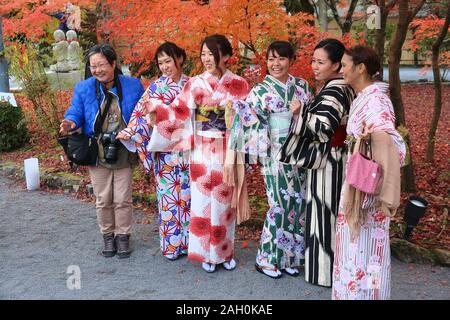 KYOTO, JAPAN - November 24, 2016: Frauen im Kimono nehmen Sie Fotos mit Blätter im Herbst von Ahorn (momiji) in Kyoto, Japan. Blätter im Herbst Bewunderung (koyo) ist Stockfoto