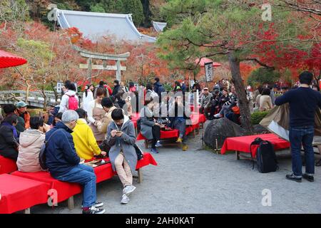 KYOTO, JAPAN - November 24, 2016: die Menschen besuchen Tempel Eikando Zenrinji Teegarten in Kyoto, Japan. 19,7 Millionen ausländischen Touristen besucht Japan im Jahr 2015 Stockfoto