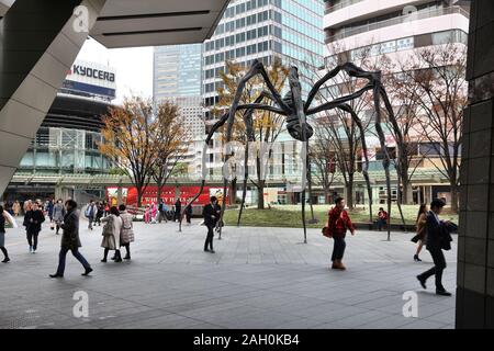 Tokio, Japan - Dezember 1, 2016: die Menschen besuchen Roppongi Hills spider Denkmal in Tokio, Japan. Die Spinne ist ein beliebter Treffpunkt für Einheimische. Stockfoto