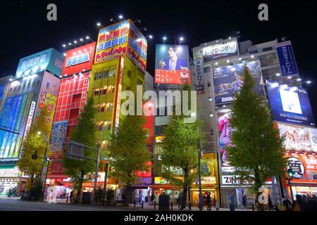 Tokio, Japan - Dezember 1, 2016: Bunte neons von Akihabara in Tokio, Japan. Akihabara ist auch als elektrische Stadt Bezirk bekannt, hat Es Reput Stockfoto