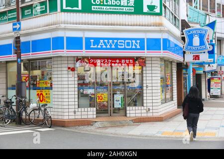 OSAKA, Japan - 23. NOVEMBER 2016: Lawson Station Shop in Osaka, Japan. Es gibt 9,065 Lawson Markenshops in Japan. Stockfoto